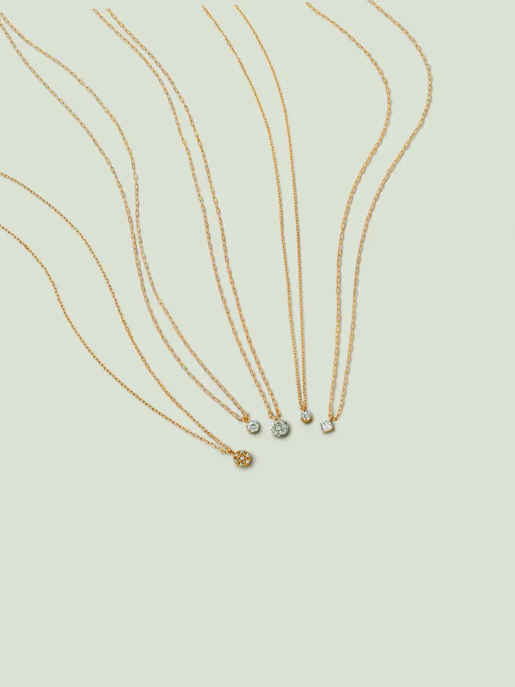 agete以簡約又經典的鑽石項鍊襯托每位女孩的個人特色。品牌提供