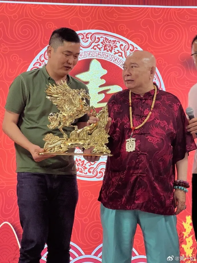 黃一飛出席壽宴，一身打扮喜氣兼貴氣。翻攝黃一山微博