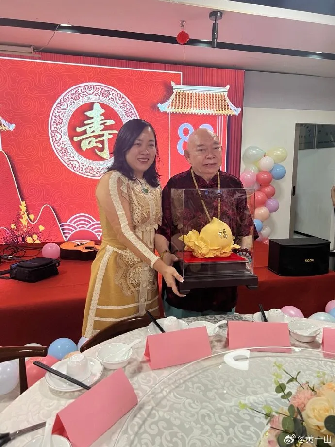 黃一飛壽宴收金壽桃賀禮。翻攝黃一山微博