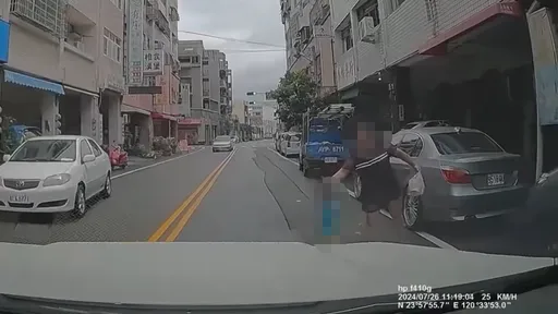 扯!婦人連2次「把幼童推向路中央」險被車撞 惡行全曝光