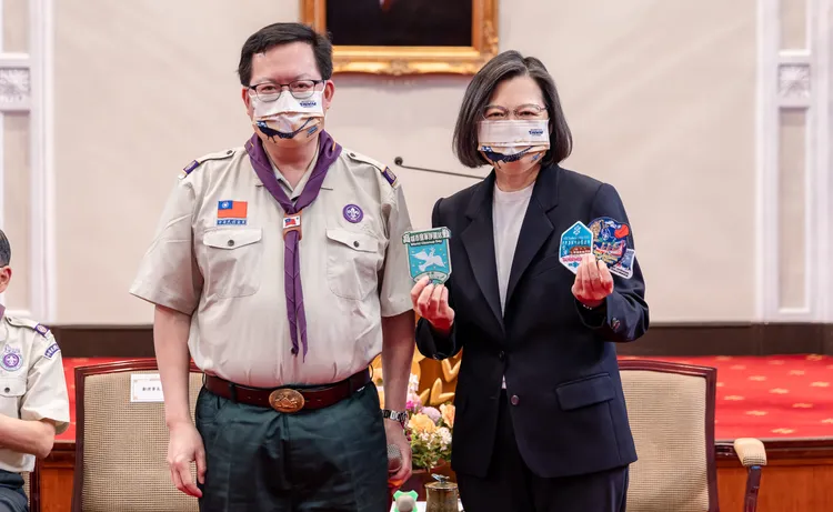 鄭文燦與前總統蔡英文。翻攝自 中華民國童軍總會臉書粉專