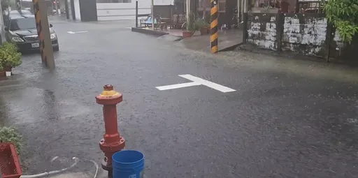 豪大雨灌進台南市淹水了　永康區馬路瞬間變小河