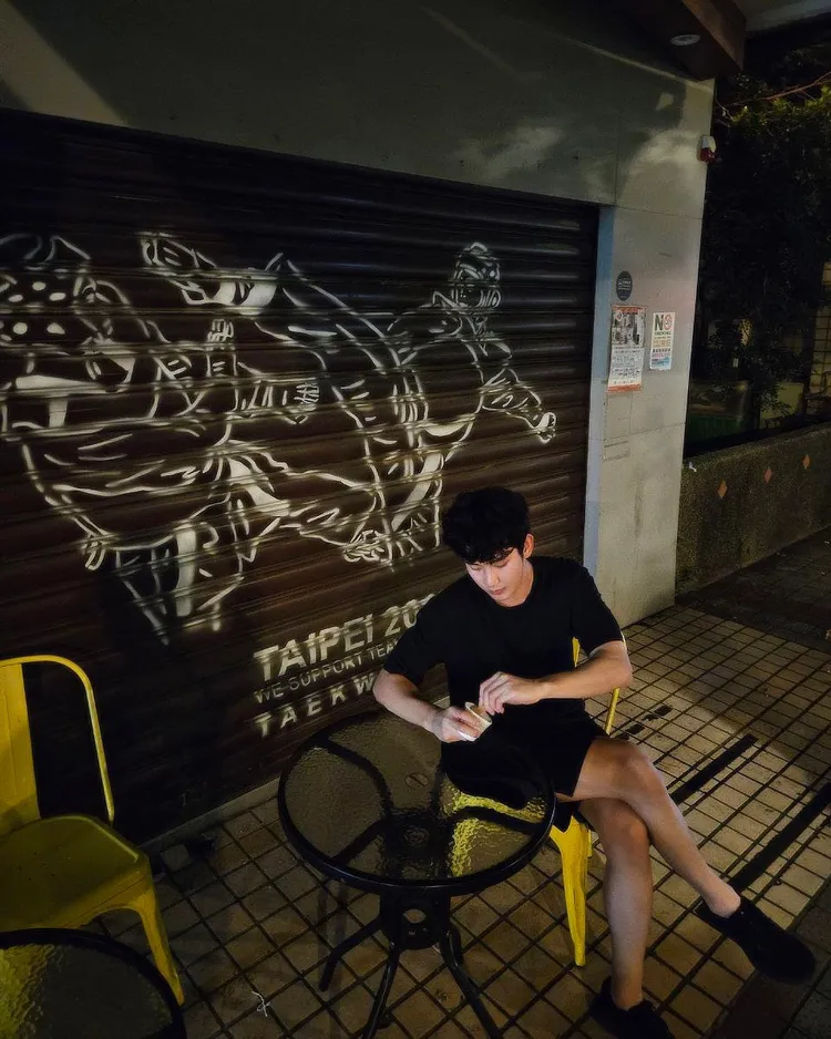 金秀賢分享在路易莎樂群店門口吃冰照，鐵捲門出現「TAIPEI WE SUPPORT」字樣，SUPPORT支援諧音智媛。翻攝金秀賢IG