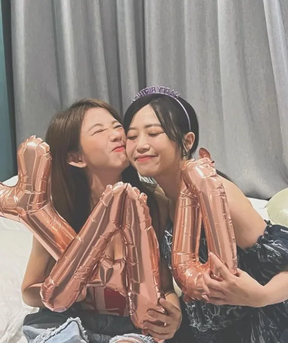 鄭茵聲抱著YAO（瑤）字樣氣球與壽星郭書瑤合照。翻攝郭書瑤IG