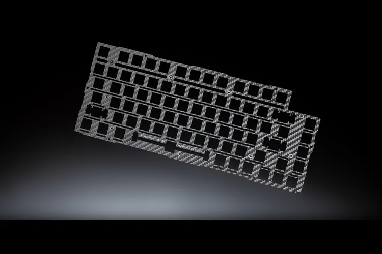 ROG Azoth Extreme以碳纖維打造定位板，不僅具備類金屬強韌度，以實現脆耳的擊鍵聲，還可大幅降低打字時的振動，成就完美手感。ROG提供。