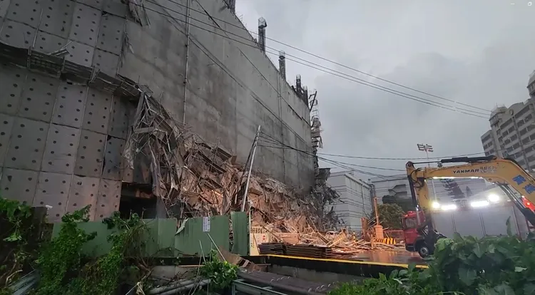 福懋科技在雲林斗六5廠的新建工程下午傳出鷹架大規模倒塌，一度有15人受困，最後釀2死3傷慘劇。民眾提供