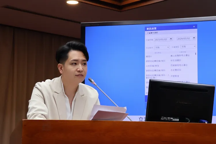 羅廷瑋發表聲明，表示受邀請擔任中市環保局評審委員，是秉持對公共政策的初衷，完全符合行政院公共工程委員會的相關規定。羅廷瑋提供