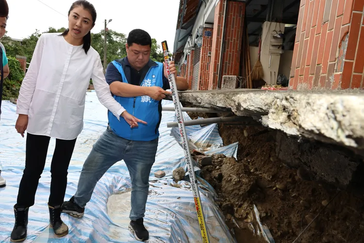 南投縣長許淑華與立委游顥，量測發現社區道路與民宅落差最高達180公分。縣府提供
