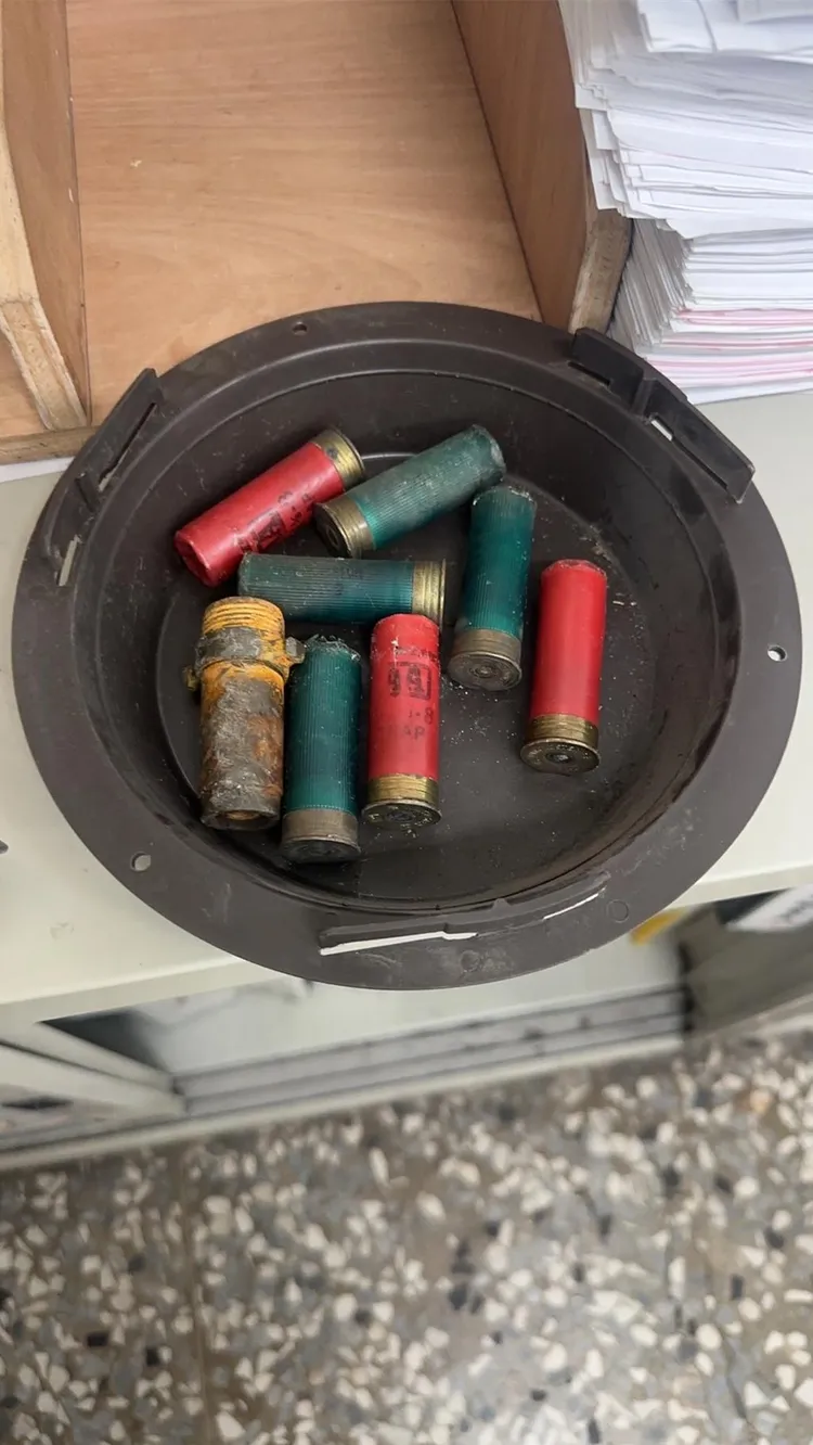 警方到場採證後，初步判斷可能是老舊霰彈。民眾提供