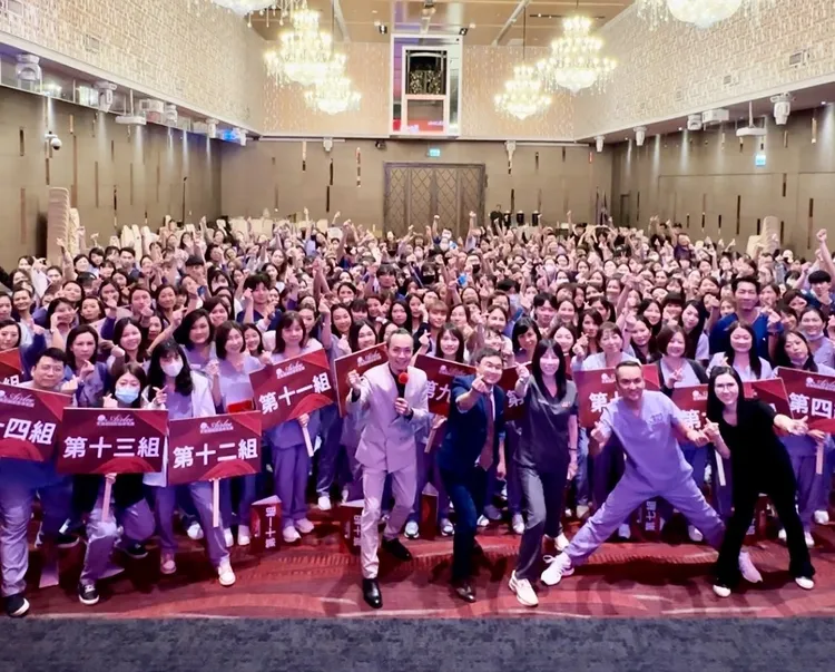 愛爾麗總裁常如山與員工開心拍大合照。