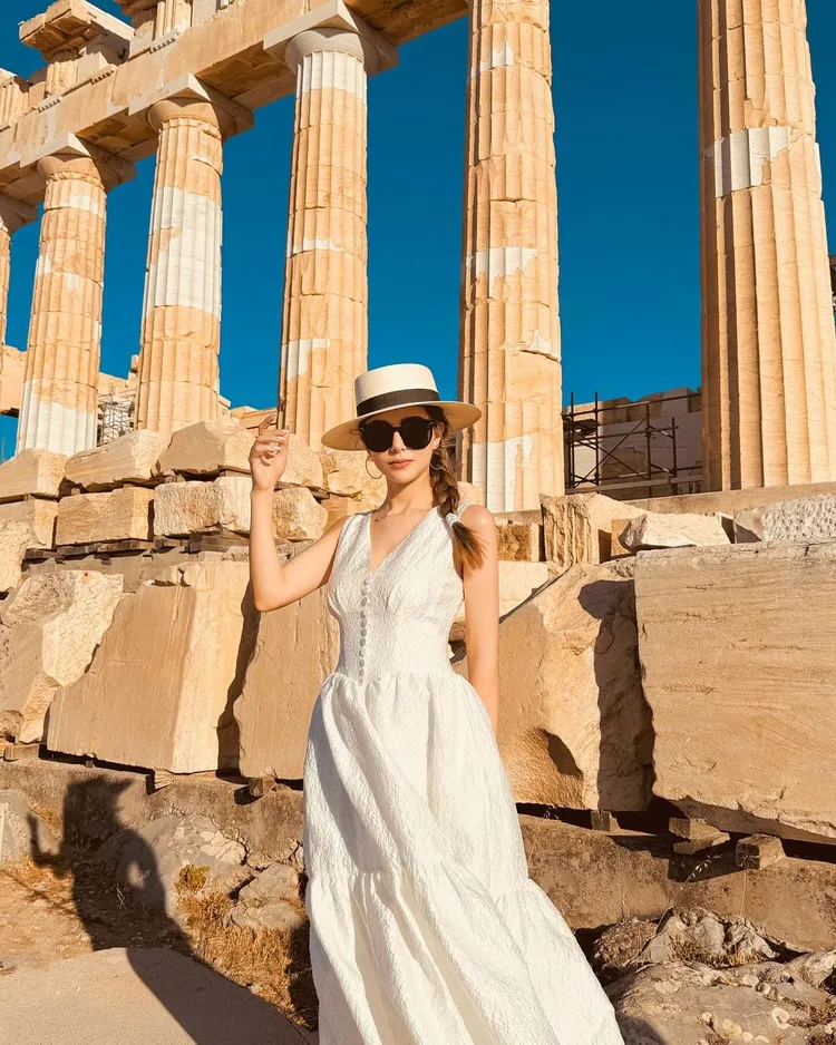 昆淩搭配self-portrait白色連身洋裝。翻攝昆淩IG