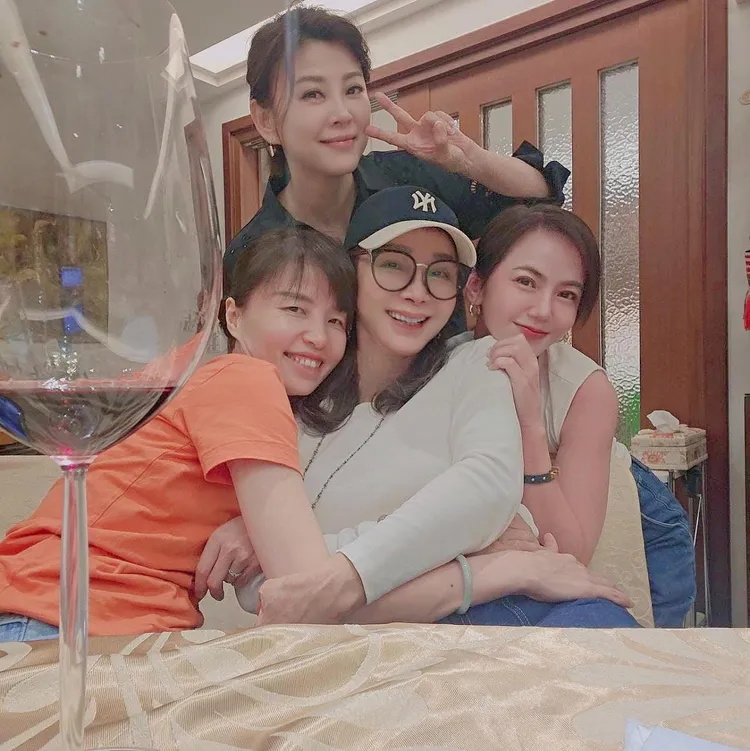 陳美鳳（前排中）和簡沛恩（前排右）、方馨（後）、經紀人淑美。翻攝陳美鳳臉書