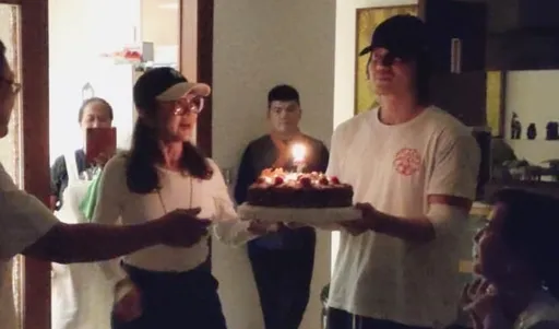 言承旭帶傷返台端蛋糕現身 陳美鳳驚喜:謝謝我的小太陽!