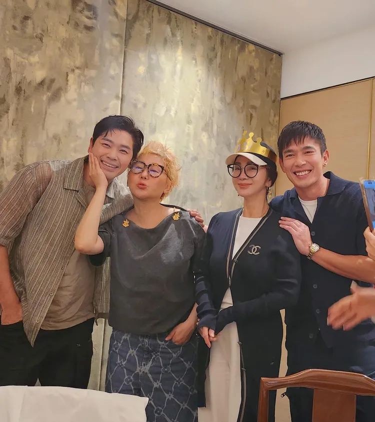 陳美鳳（右二）生日，好友藍心湄自然不會缺席，左為新加坡藝人羅密歐，右為俊饉。翻攝陳美鳳臉書