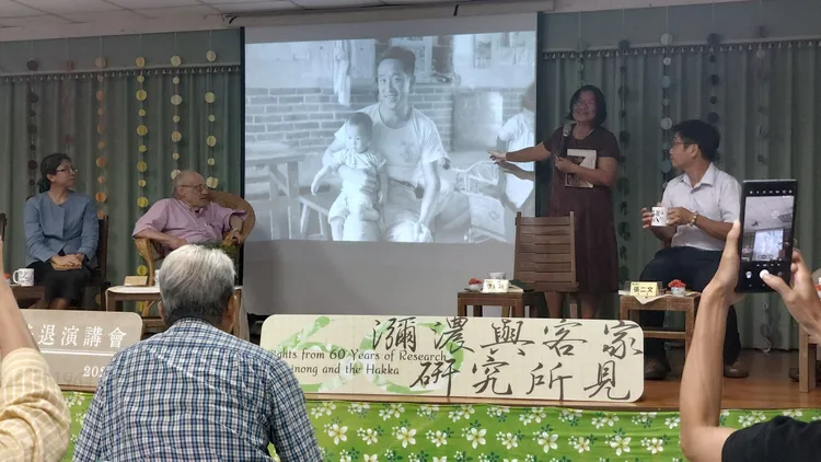 成功大學台文系教授鍾秀梅說，這張照片是父親與弟弟鍾永豐老照片。凃建豐攝