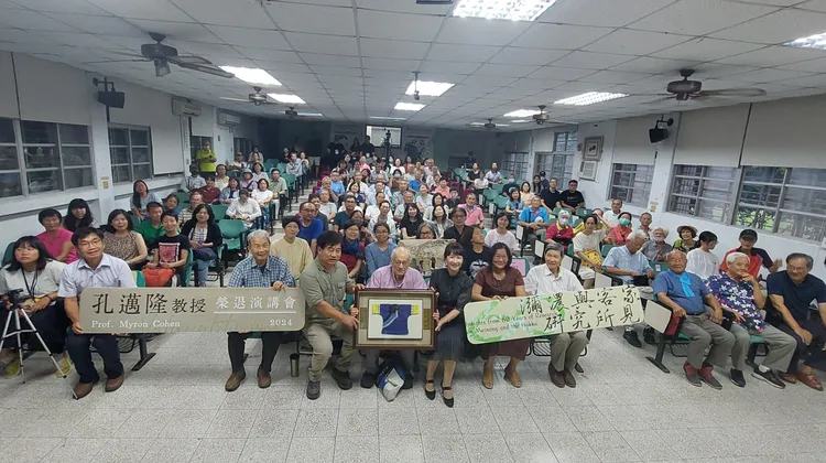 孔邁隆教授回到美濃以「60年瀰濃與客家研究所見」作為榮退演講會，現場座無虛席。凃建豐攝