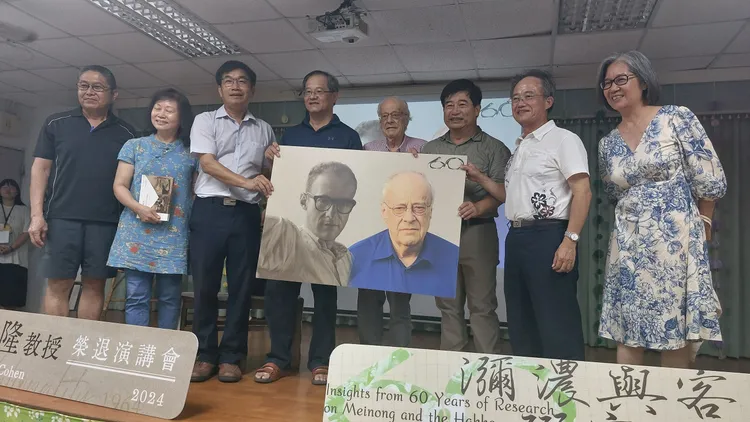 孔邁隆1964年到美濃，與多位當年出生的美濃子弟合影。凃建豐攝