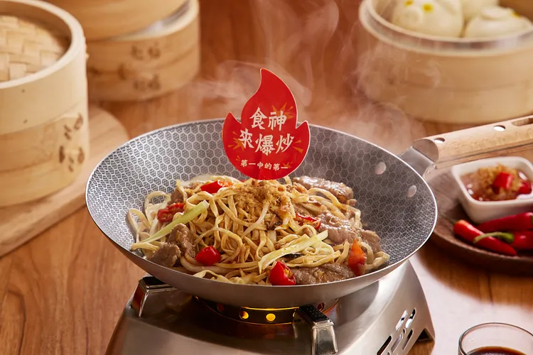 包含「食神爆炒伊麵」等新菜，全台門市期間買一送一。緯豆集團提供