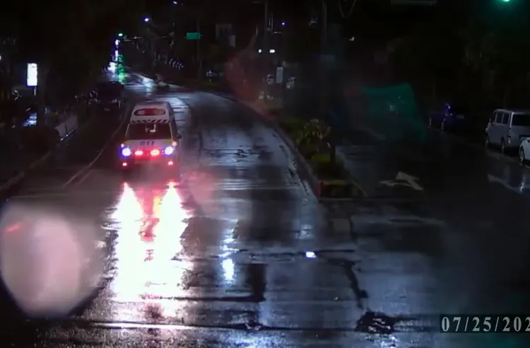 救護車將受傷的彭女送醫。警方提供