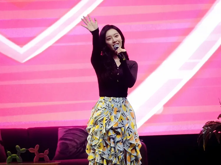 金智媛開金嗓唱歌。攝影中心攝