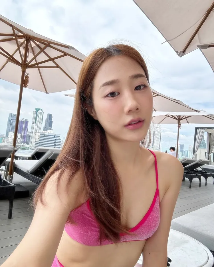 韓勾ㄟ金針菇小秀事業線。翻攝韓勾ㄟ金針菇IG