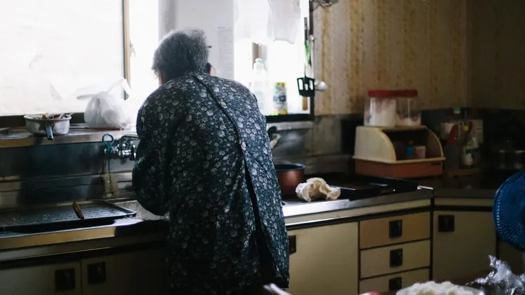 在韓國家庭中，由於孩子不會與家人溝通，導致父母自己也被孤立。翻攝自BBC