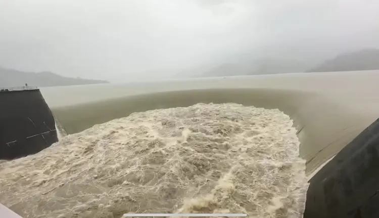 南化水庫上游集水區24小時內超過650毫米雨量，目前滿庫自然溢流。民眾提供