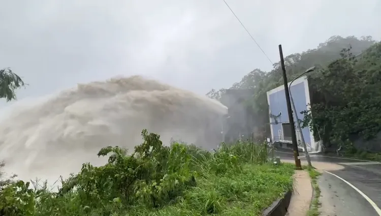 南化水庫上游集水區24小時內超過650毫米雨量，啟動防淤排水水量驚人。民眾提供