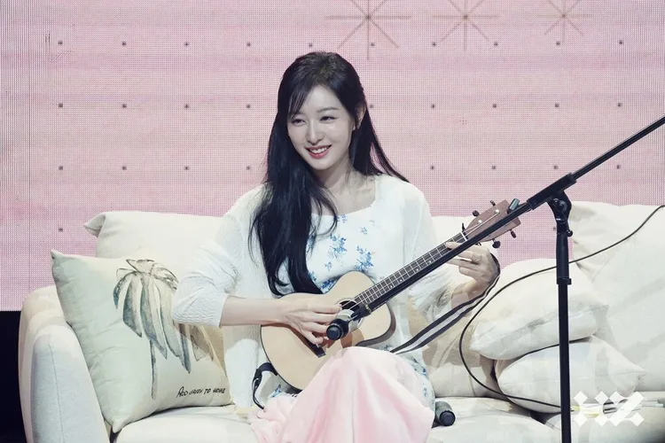 金智媛出道14年首度舉行見面會，6月在首爾場彈烏克麗麗，多才多藝。翻攝HighZium studio