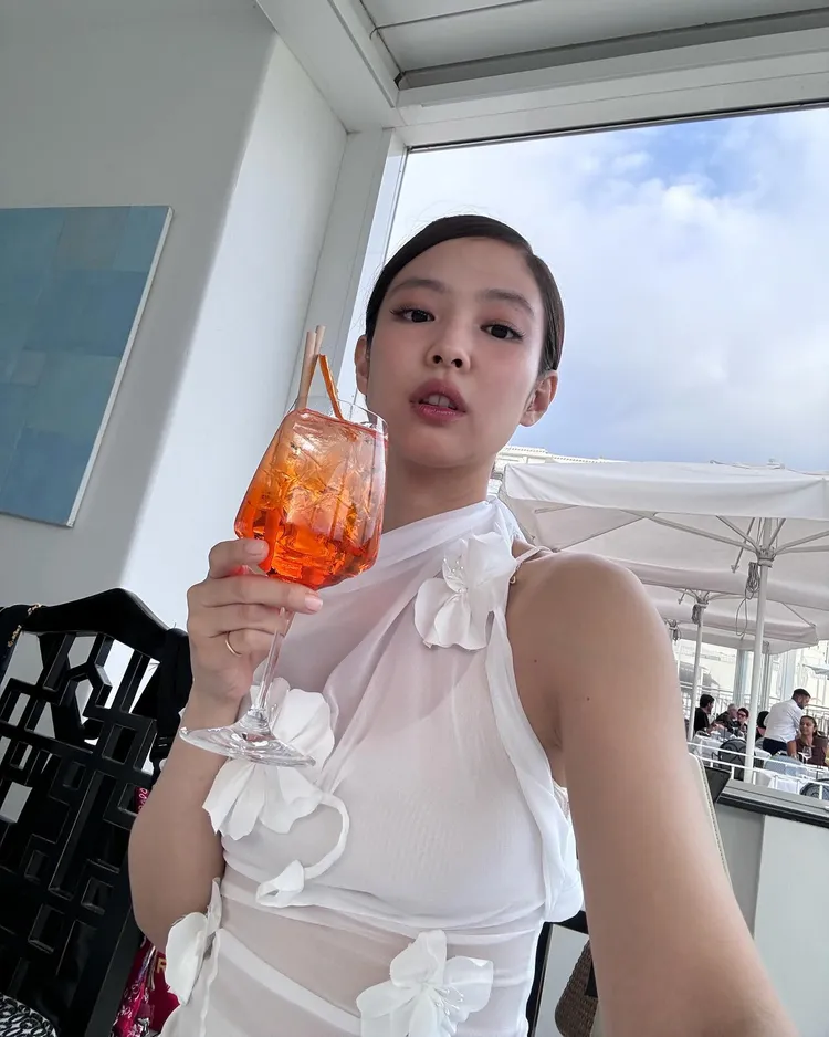 Jennie在義大利卡布里島度過愉快的時光。翻攝jennierubyjane IG