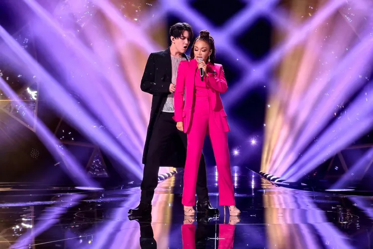 香緹莫由迪瑪希助唱，第一輪就慘遭淘汰。翻攝湖南衛視《歌手》微博