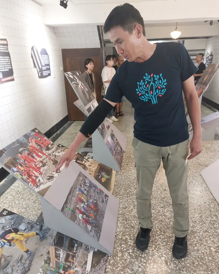 攝影師傅志男表示，氣爆隔天就到現場拍攝，看到有小汽車被爆到三樓屋頂上。凃建豐攝