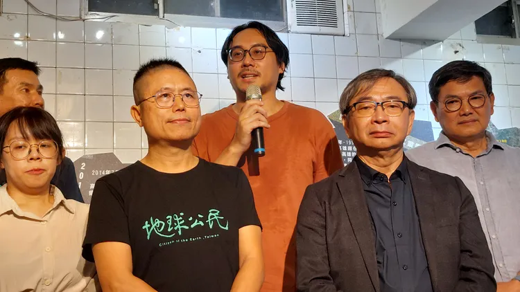 三餘書店店長鍾尚樺希望關注這個議題的朋友，可以把握時間來看展，了解氣爆前前後後的關聯。凃建豐攝