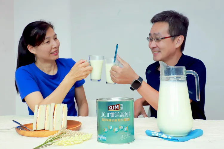 歡慶「克寧UC-II靈活高鈣奶粉」全新上市，各通路更推出限時優惠方案，克寧奶粉全系列滿888元直接現折100元。業者提供