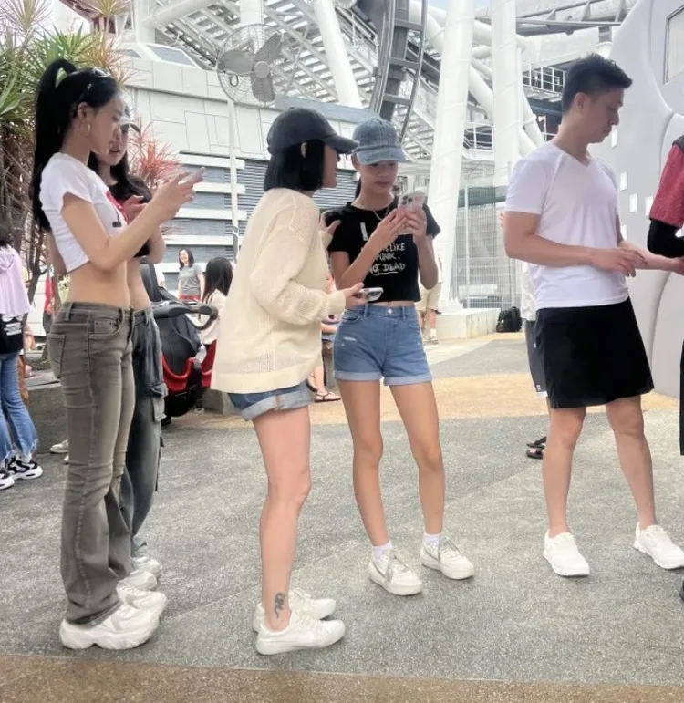 小S全家人暢遊新加坡環球影城，老公許雅鈞（右）陪在旁邊。翻攝忘憂草的小紅書