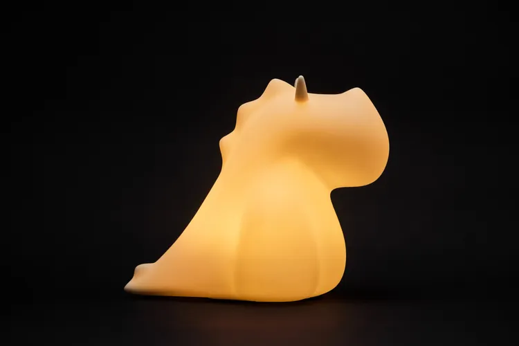 隨盒附贈W生肖寵物造型治癒系拍拍燈 夜深人靜時分帶來暖心陪伴。業者提供