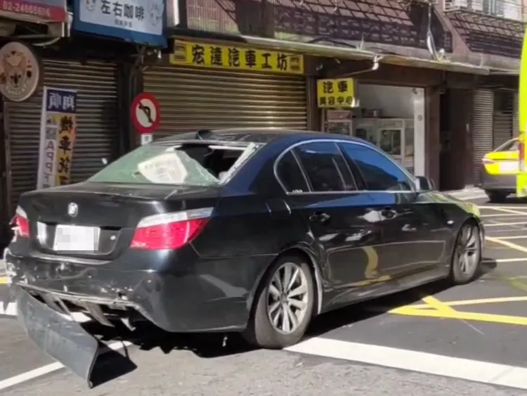黑色BMW遭馬自達追撞，導致車尾、擋風玻璃等處出現嚴重損毀。民眾提供