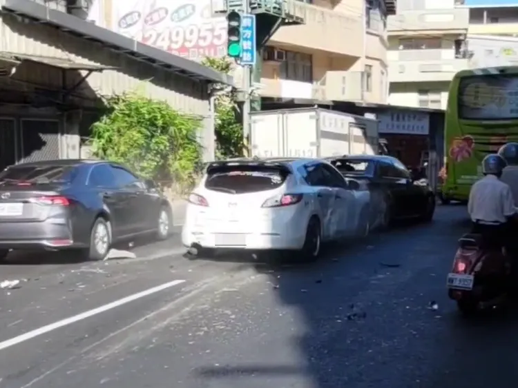 2車在路上惡意衝撞，導致現場噴濺大量車體零件。民眾提供