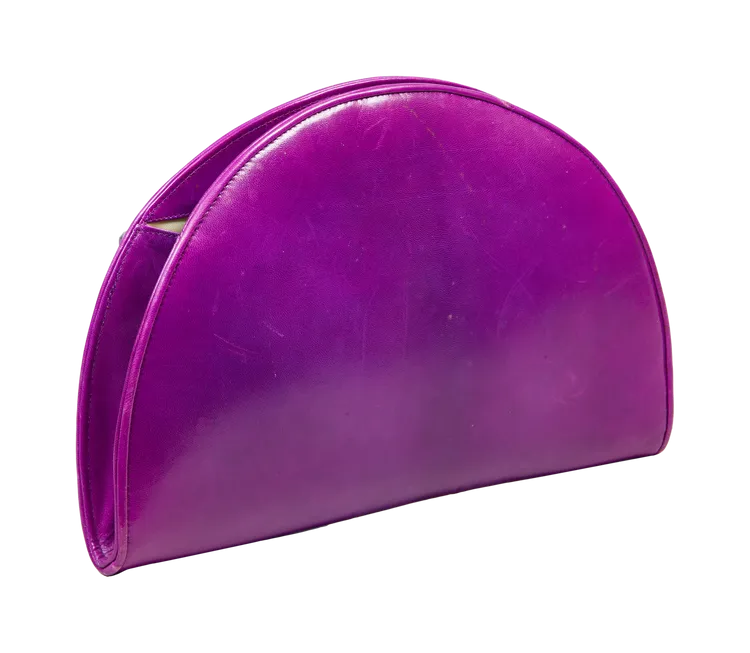 1989年訪問香港以及1992年參觀印度泰姬陵時使用的Rayne紫色半圓形皮革手拿包，以8萬8900美元（約290萬台幣）拍出。朱利安拍賣行提供