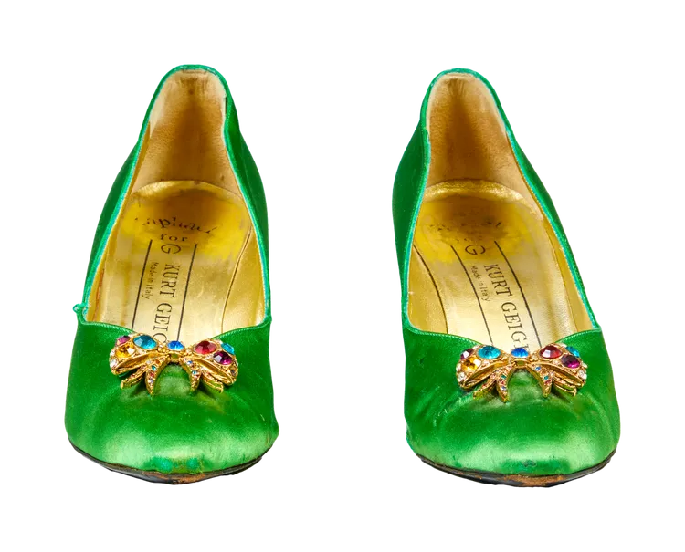 1993年在倫敦出席國宴的Kurt Geiger翡翠綠色水晶晚裝鞋，以39萬美元（約1271萬台幣）拍出。朱利安拍賣行提供