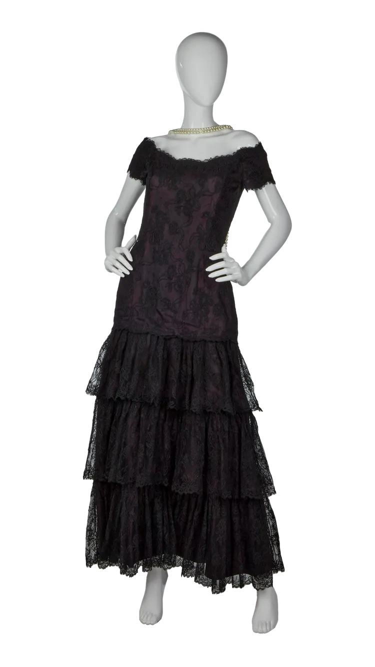 1987年在倫敦和德國穿的Victor Edelstein洋紅色絲綢蕾絲禮服，以91萬美元（約2966萬台幣）拍出。朱利安拍賣行提供