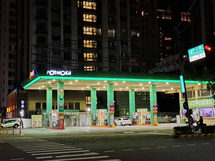 今預估台塑石化下週油價，汽油估降0.1元、柴油估降0.1元。台塑石化提供