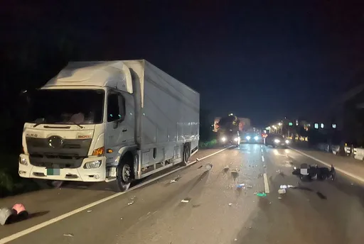 無照騎車擦撞路邊停放大貨車！再遭後車追撞2少年雙亡　驚險畫面曝光