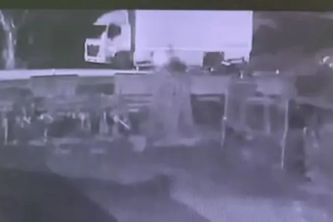 何姓少年騎乘的機車輾過倒地的2人。翻攝畫面民眾提供