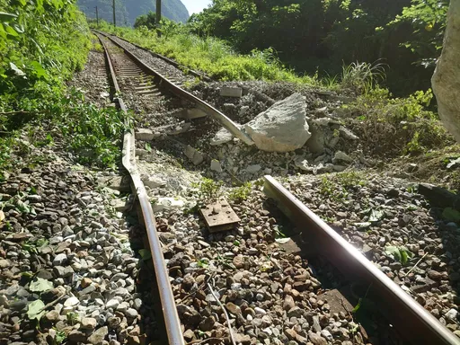 多災多難!台鐵崇德段巨石掉落砸斷鐵軌 急封東正線採單線雙向通行