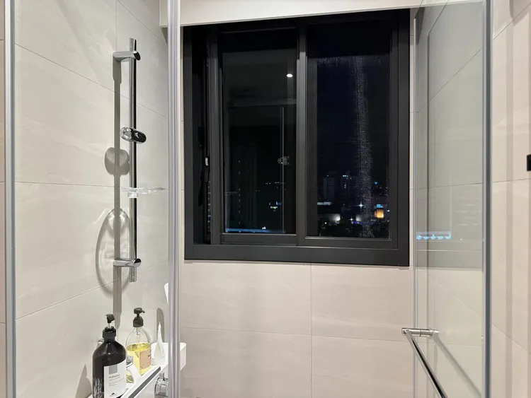 網友分享自己每天刮水清潔浴室的成果。翻攝自threads