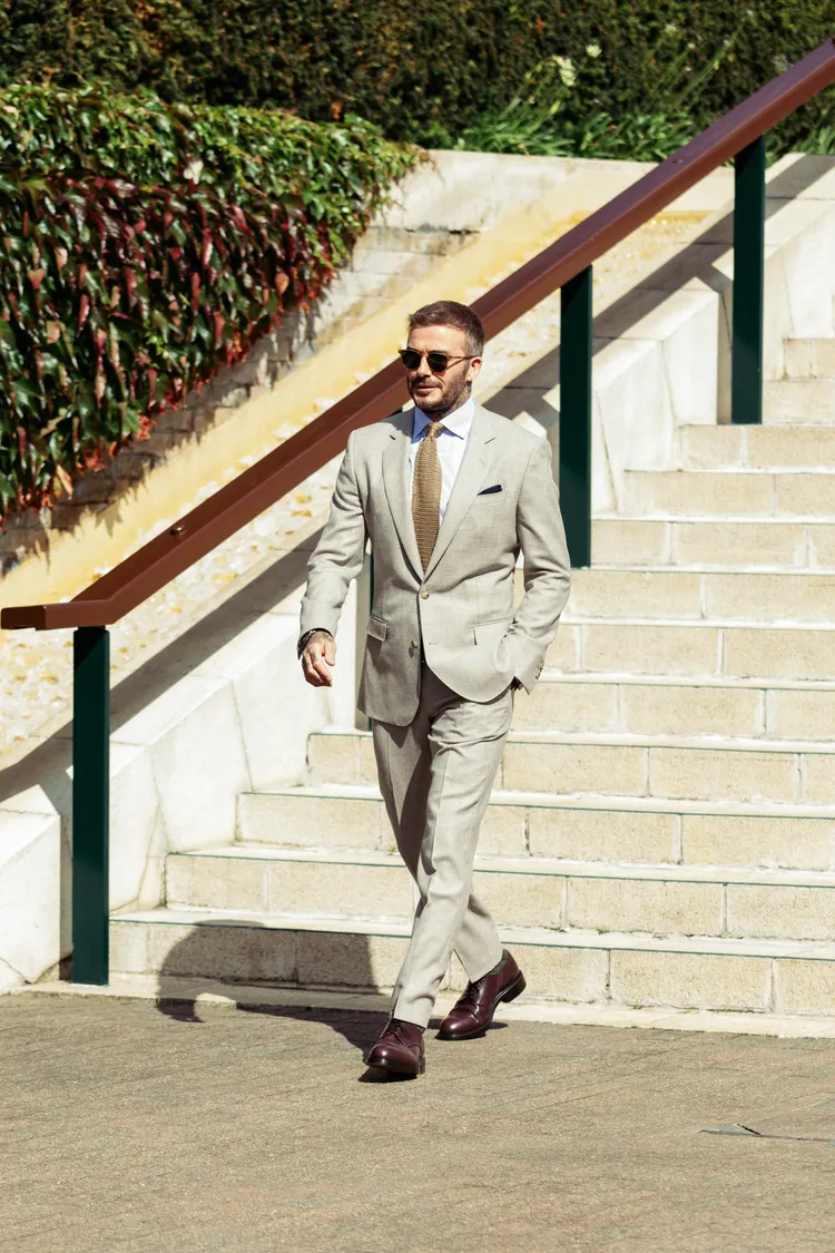 貝克漢穿著BOSS訂製的淺褐色羊毛西裝。品牌提供