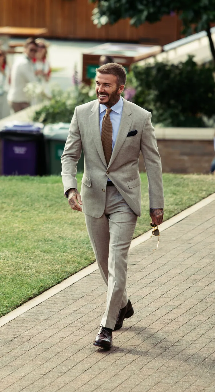 貝克漢摘下墨鏡後露出燦笑。品牌提供