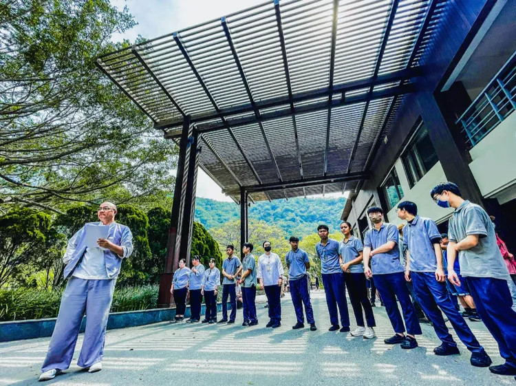 現場協助上直升機的人龍，避免人員誤闖造成起降困難。業者提供