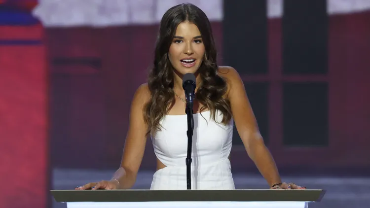 在大會的演講台上，凱伊無懼著目光並成功的發表了感性的演講。路透社